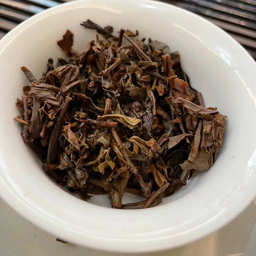 2003年易武私家茶，400克生茶。条索粗壮紧结，茶