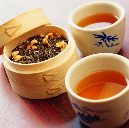 红茶  属全发酵茶，英文为Black tea，在西方比较流行